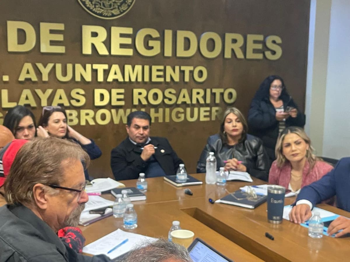 Ciudadanos y representantes de organismos empresariales y civiles sostuvieron una reunión a la cual acudieron ocho de los diez regidores para escuchar las quejas y planteamientos. Foto: Carmen Gutierrez