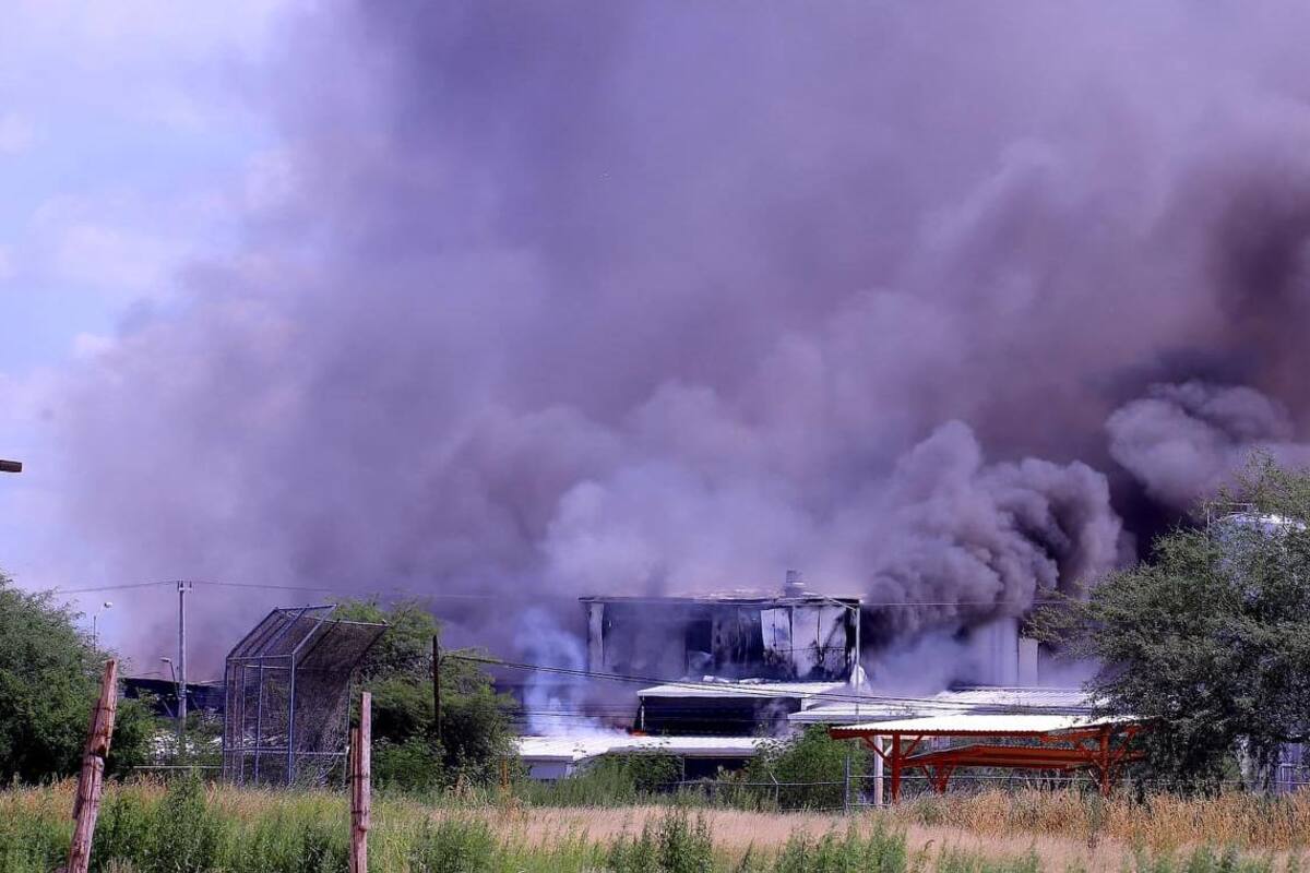 Bomberos sofocan incendio en bodega de lácteos al sur de Hermosillo