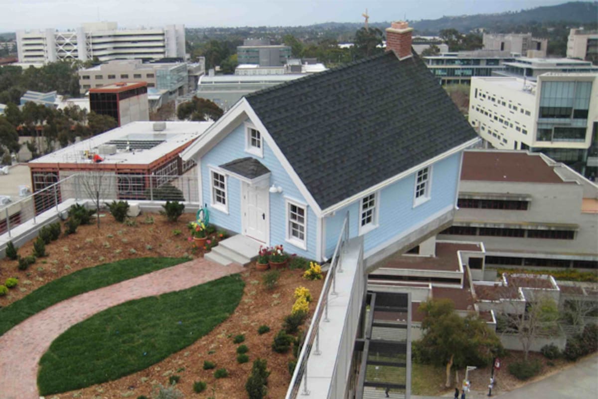 Entre vértigo y curiosidad: la casa inclinada de La Jolla, California