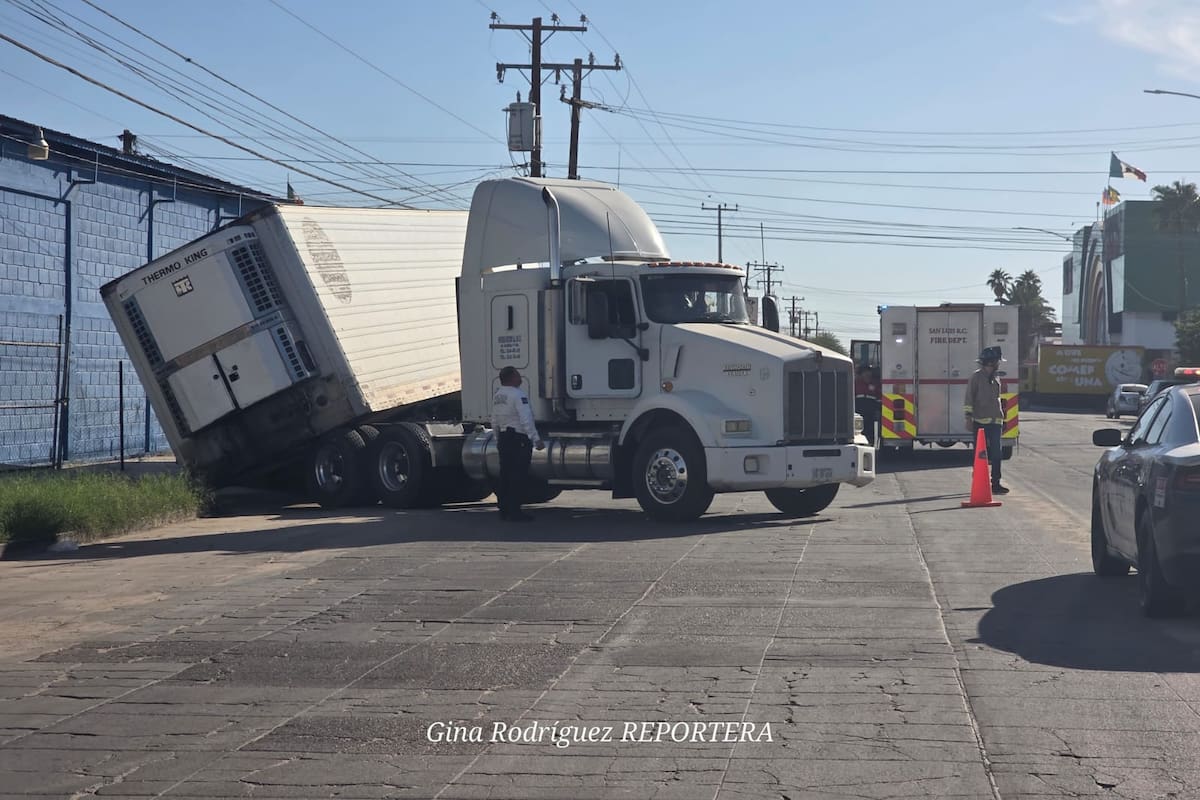 Volcadura de caja de tráiler moviliza a cuerpos de emergencia