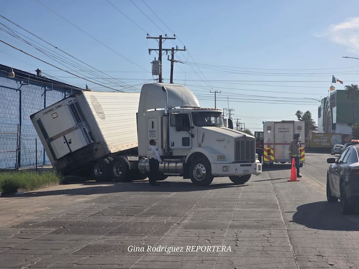 Volcadura de caja de tráiler moviliza a cuerpos de emergencia