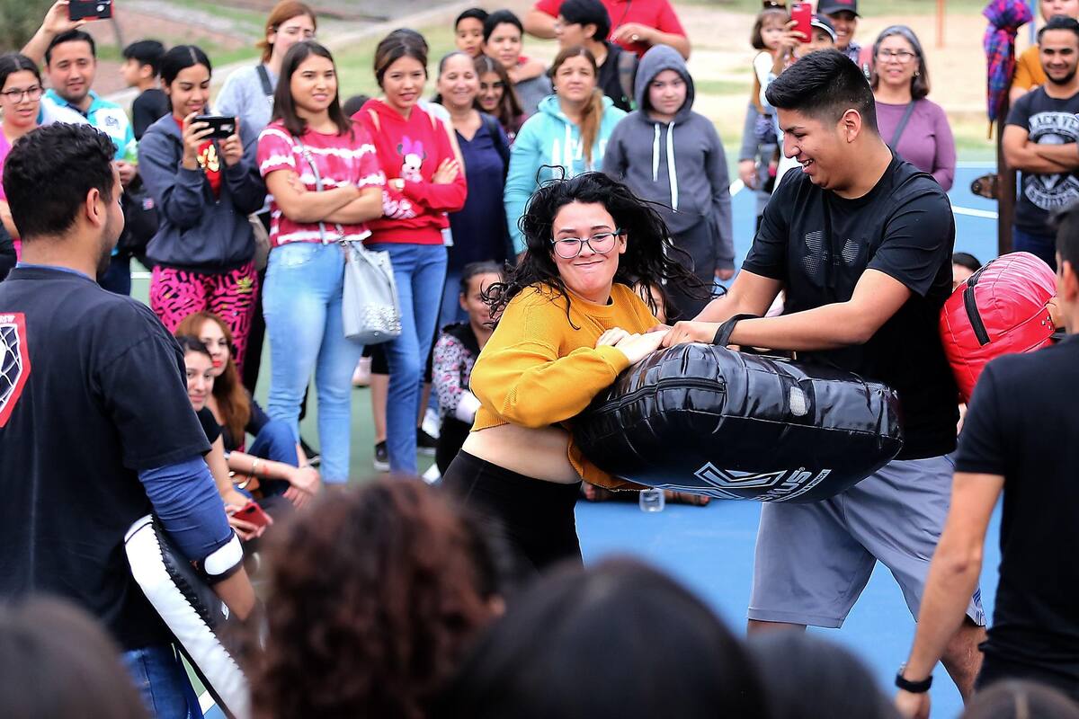 VIDEOS: Ofrecen a mujeres seminario de defensa personal en Unison