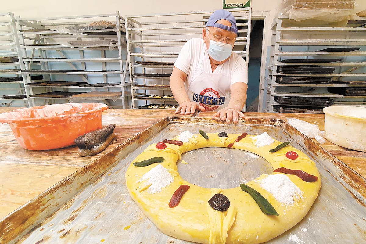 Tiene más de medio siglo de elaborar roscas artesanales