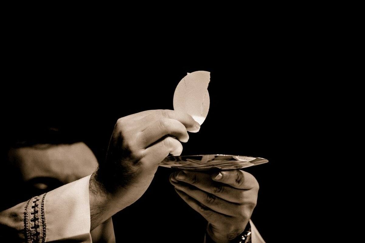 Condenan a 32 años de prisión a sacerdote por abuso sexual de menor