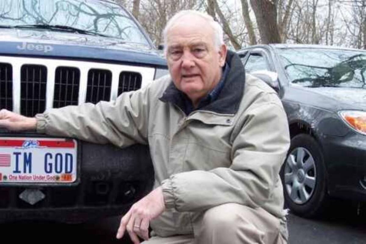Hombre estadounidense recibe placa personalizada con la frase "IM GOD"