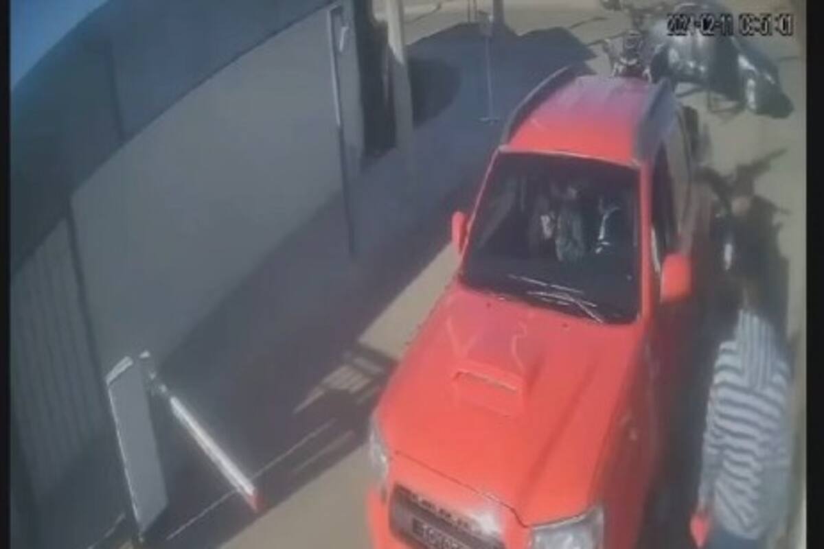 Roban camioneta a punta de pistola