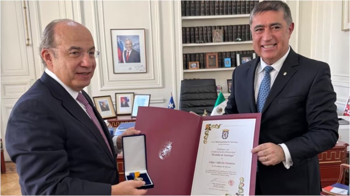 Felipe Calderón recibe en Chile la Medalla de Santiago por su “defensa de la democracia” mientras su gobierno sigue marcado por la guerra contra el narcotráfico, la militarización de la seguridad y el caso de Genaro García Luna