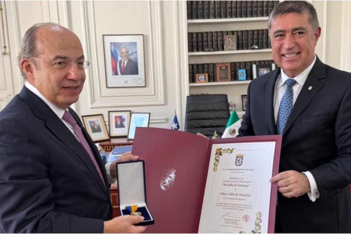 Felipe Calderón recibe en Chile la Medalla de Santiago por su “defensa de la democracia” mientras su gobierno sigue marcado por la guerra contra el narcotráfico, la militarización de la seguridad y el caso de Genaro García Luna