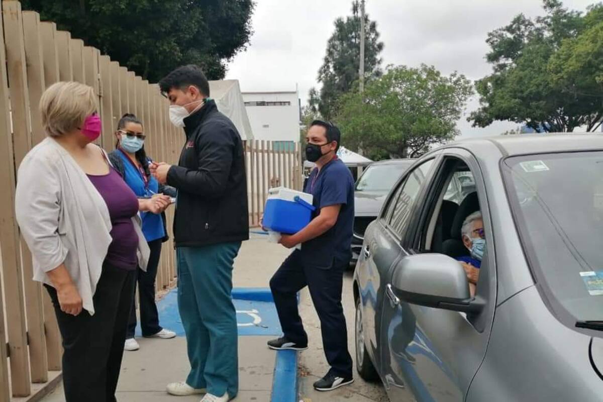 Implementan 'drive thru' para vacunar contra la influenza