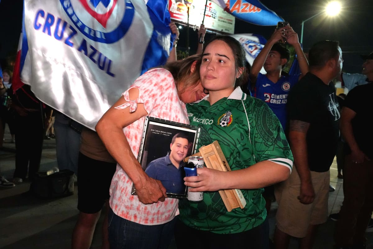 UNA VICTORIA HASTA EL CIELO. Una familia lleva al cuadro del más fanatico de la familia a la maquina cementera. En vida no pudo ver campeón al Cruz Azul, por esos sus padres llevaron su fotografía a los festejos en el monumento a Benito Juárez, en Mexicali. (FOTO: ARTURO CECEÑA)