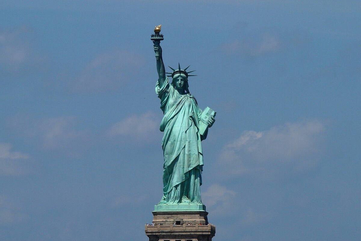 Estatua de la Libertad “se está poniendo verde de coraje”, dice AMLO por censura a Trump