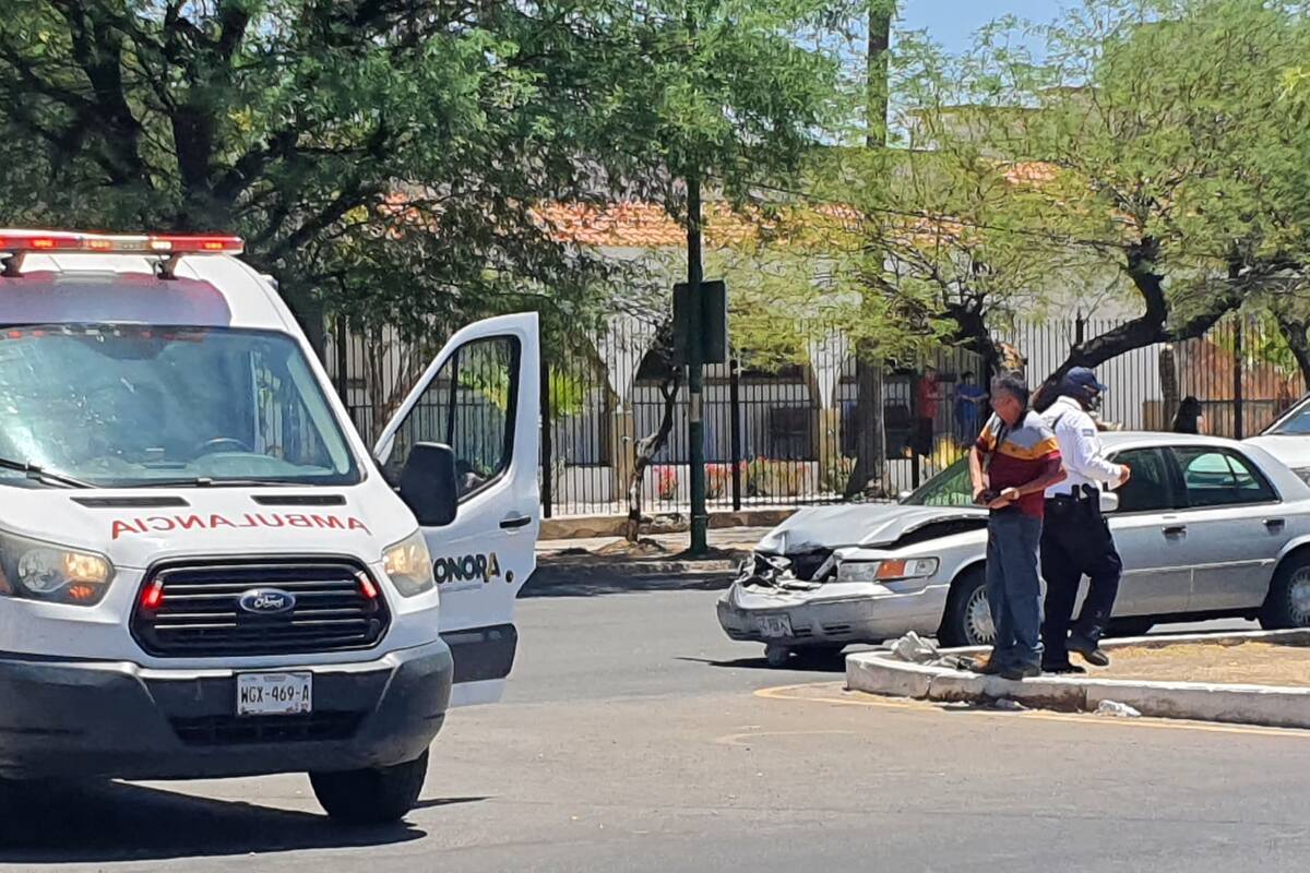 Hermosillo: Se impacta vehículo contra ambulancia de la Secretaría de Salud