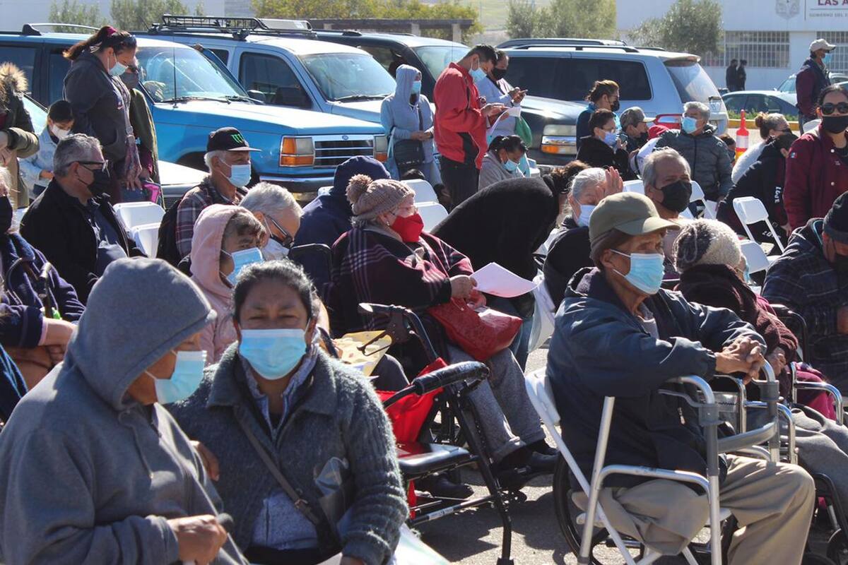 Suspenden vacunación y brindan apoyo a adultos mayores en el IMOS