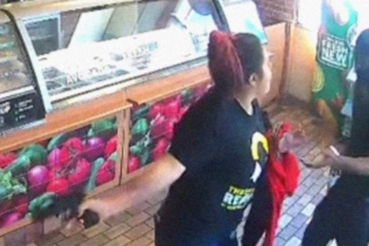Ahuyenta a un ladrón armado y termina suspendida de su trabajo