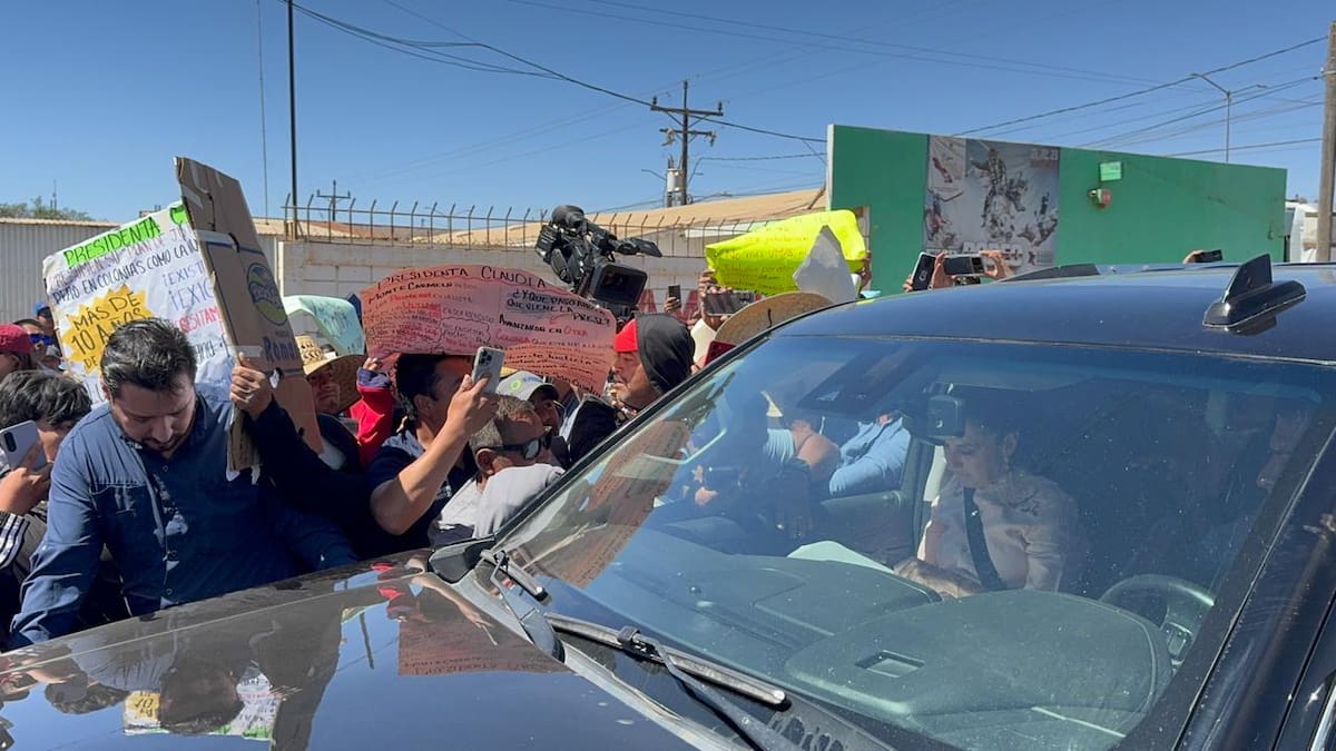 Cerca de 600 personas se manifestaron durante la visita de Claudia Sheinbaum a San Quintín para exigir soluciones en materia de pensiones, servicios y desapariciones. Foto: Cortesía.