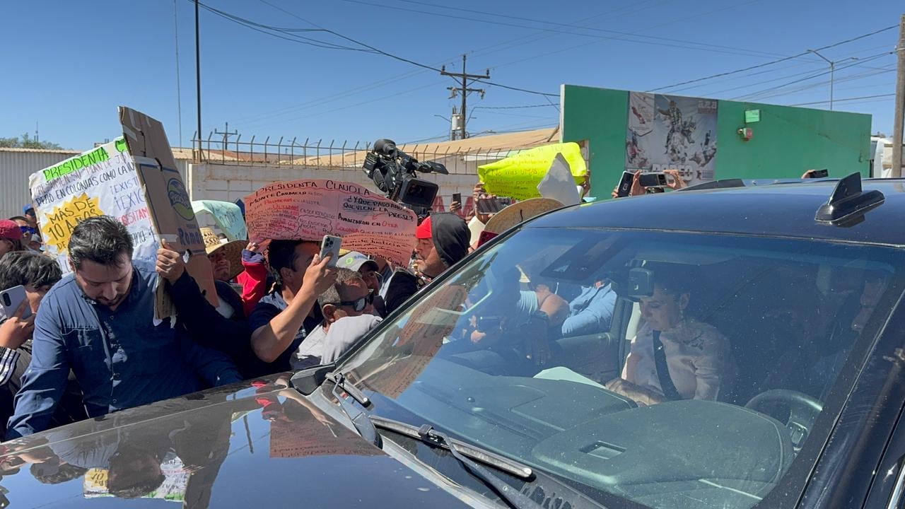 Cerca de 600 personas se manifestaron durante la visita de Claudia Sheinbaum a San Quintín para exigir soluciones en materia de pensiones, servicios y desapariciones. Foto: Cortesía.