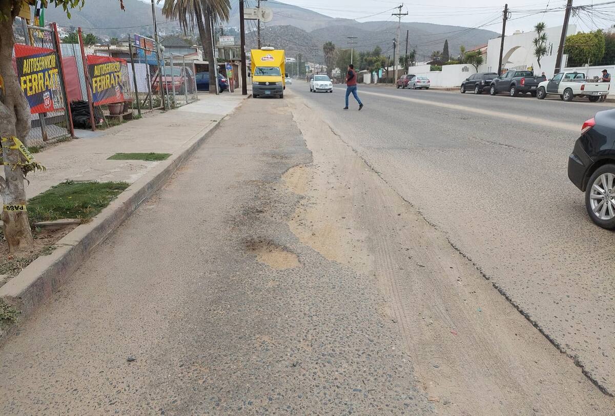La Comisión Estatal de Servicios Públicos de Ensenada (Cespe), hizo trabajos de reposición de tubería y dejó las zanjas sin tapar y una gran cantidad de escombro en una esquina.