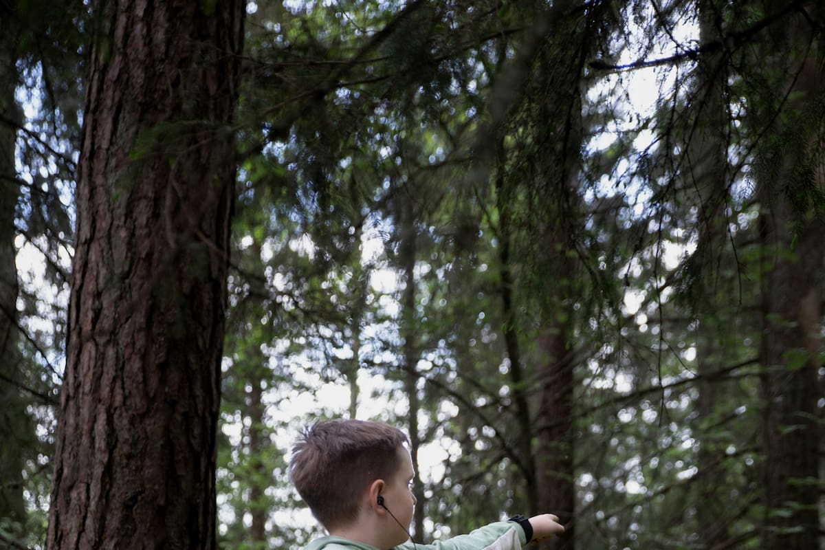 Este niño encontró un tesoro medieval con el detector de metales de su padre