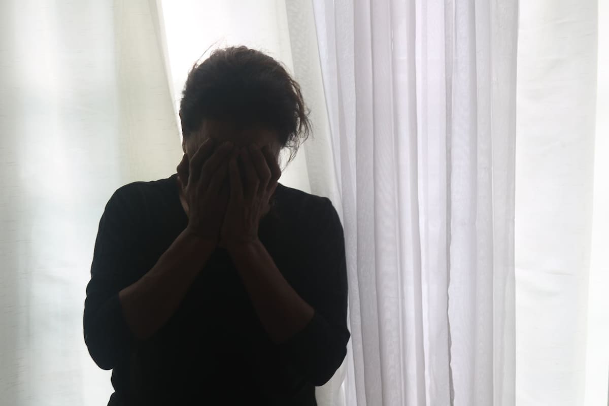Soñar con desconfianza: el verdadero significado y lo que tu subconsciente intenta decirte