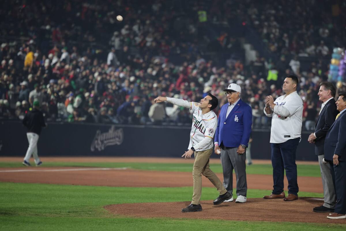 Fernando Valenzuela hijo, y el director de la CONADE, Rommel Pacheco, fueron los encargados de lanzar la primera bola