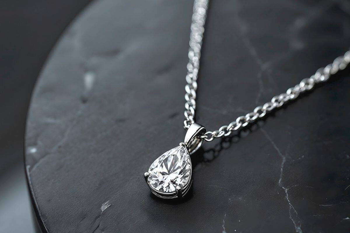 Cómo limpiar joyería de plata de forma segura en casa: métodos efectivos, errores comunes y consejos prácticos para conservar su brillo por más tiempo