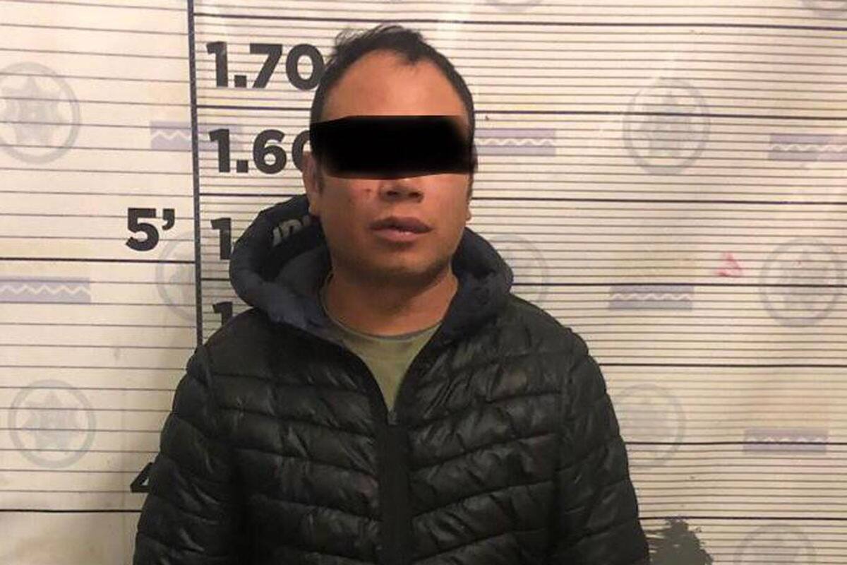 Detienen a policía por golpear a su pareja
