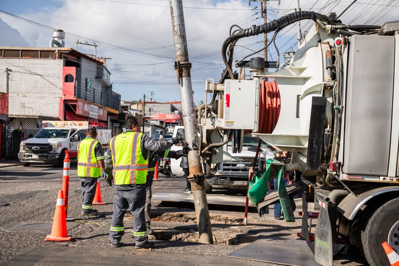 Trabajadores de la CESPT retiran tierra, lodo y otros residuos acumulados en cárcamos, tuberías y colectores de la ciudad. Foto: Cortesía