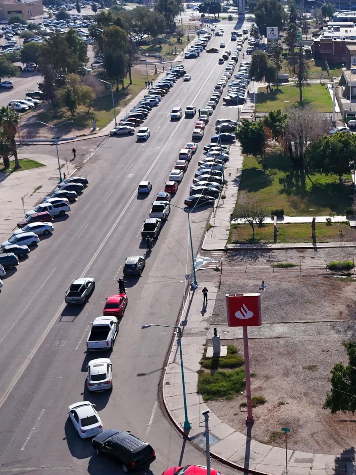 Largas filas para trámites vehiculares y de pagos de derechos se registran durante los primeros días del año en la capital del estado. (Foto Juan J. Morales)