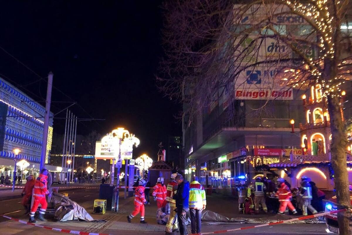 Conductor atropella a una multitud en un mercado navideño en Magdeburgo, Alemania