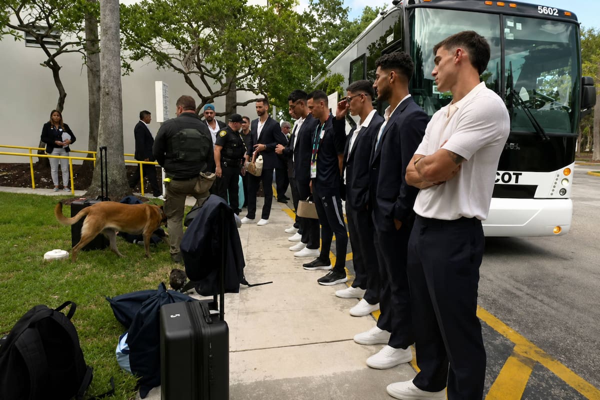 Mundial 2026: Estados Unidos le dio la bienvenida a la Selección Uruguaya con policías y perros detectores de drogas