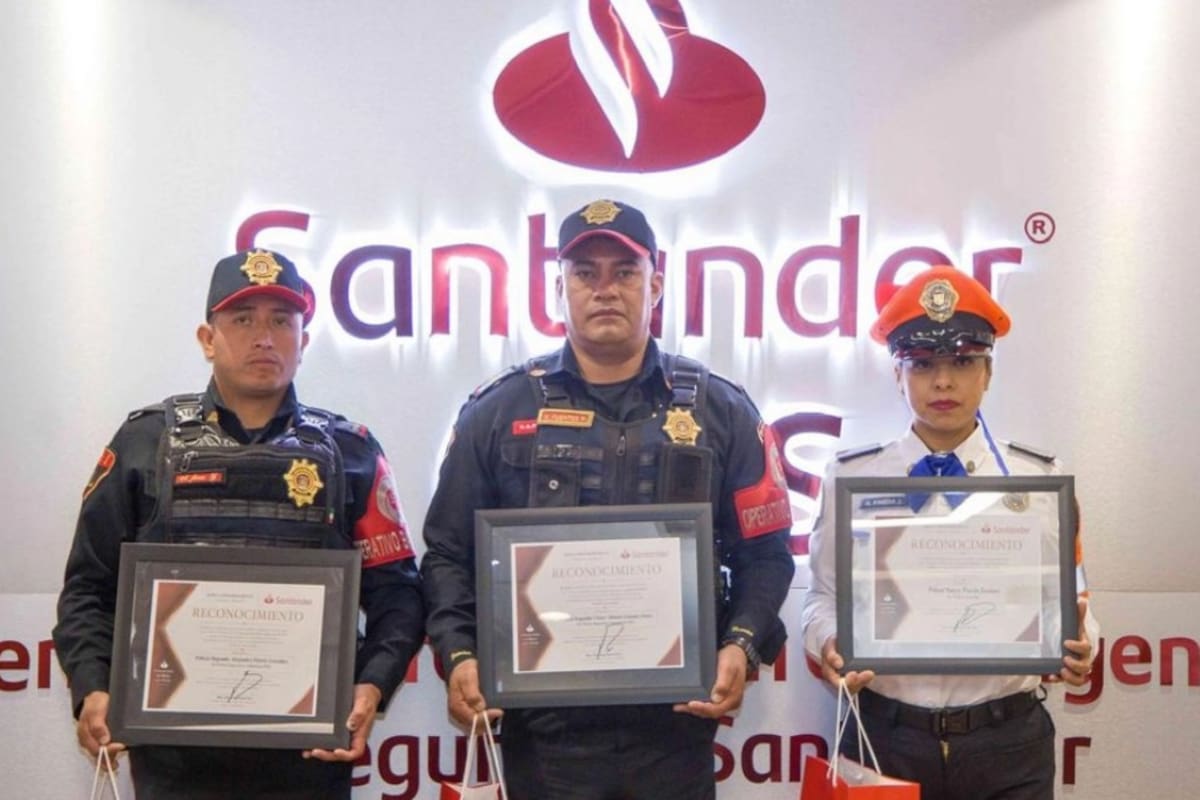 Tres policías reciben reconocimiento de Santander tras devolver 16 mil 800 pesos olvidados en cajeros automáticos a sus propietarios