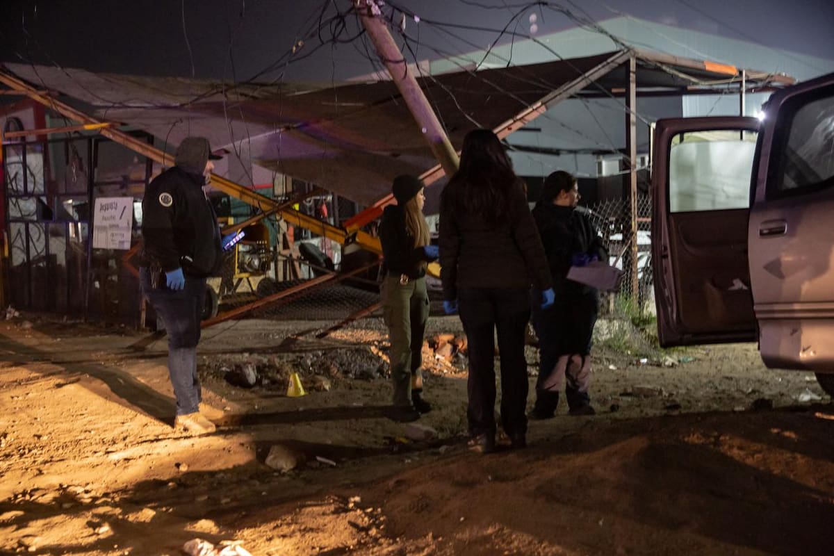 El impacto causó daños en locales comerciales y dejó a dos personas hospitalizadas en estado grave. Foto: Border Zoom