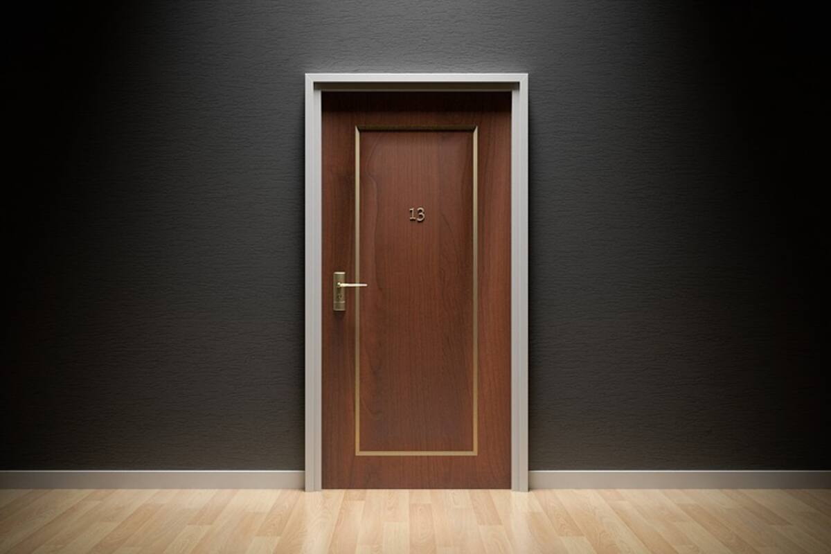 Pervertido gateaba por puertas de hotel para escuchar a parejas teniendo intimidad
