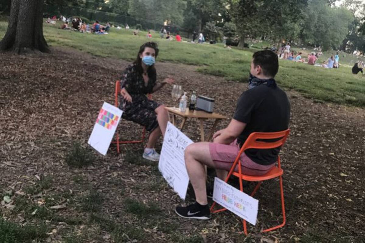 Coloca una mesa de citas en un parque y consigue 36 encuentros en solo un día