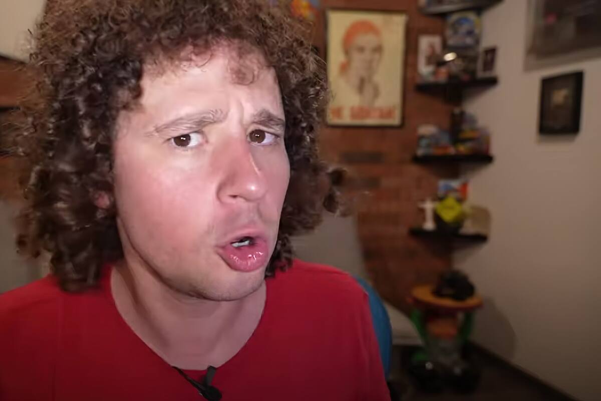 Luisito Comunica habló sobre el misterioso duende que parpadea en su video