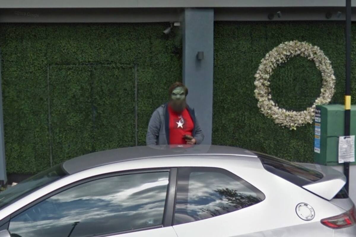 Busca estacionamiento con Google Maps y de pronto se topa con un barbudo verde