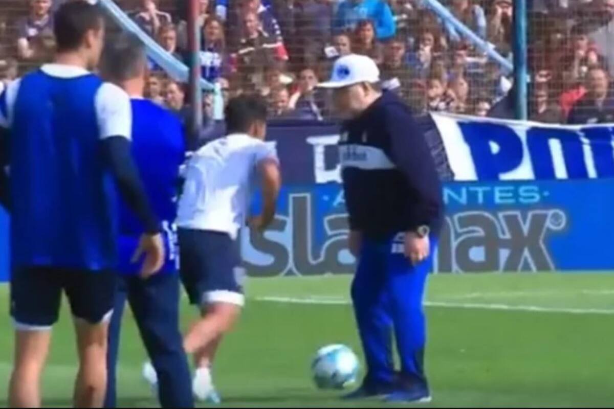 Humillan a Maradona en presentación; responde con "patadita"