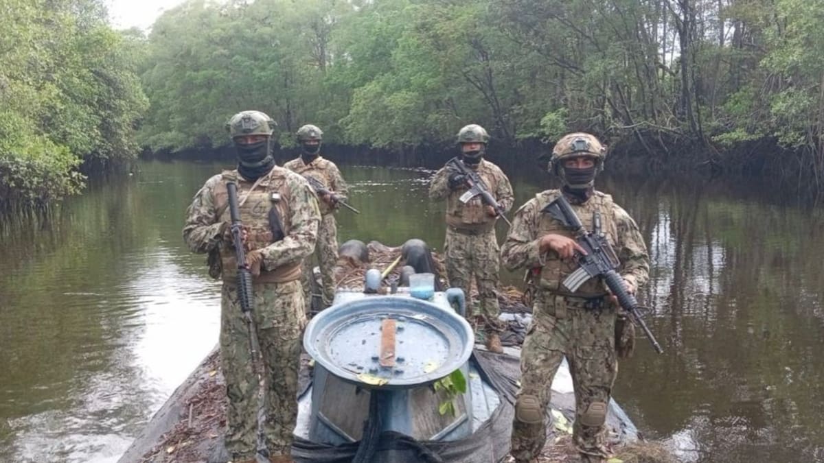 Ejército de Ecuador incauta narcosubmarino de 35 metros oculto en la frontera con Colombia y equipado con 22.700 litros de combustible para tráfico internacional de drogas