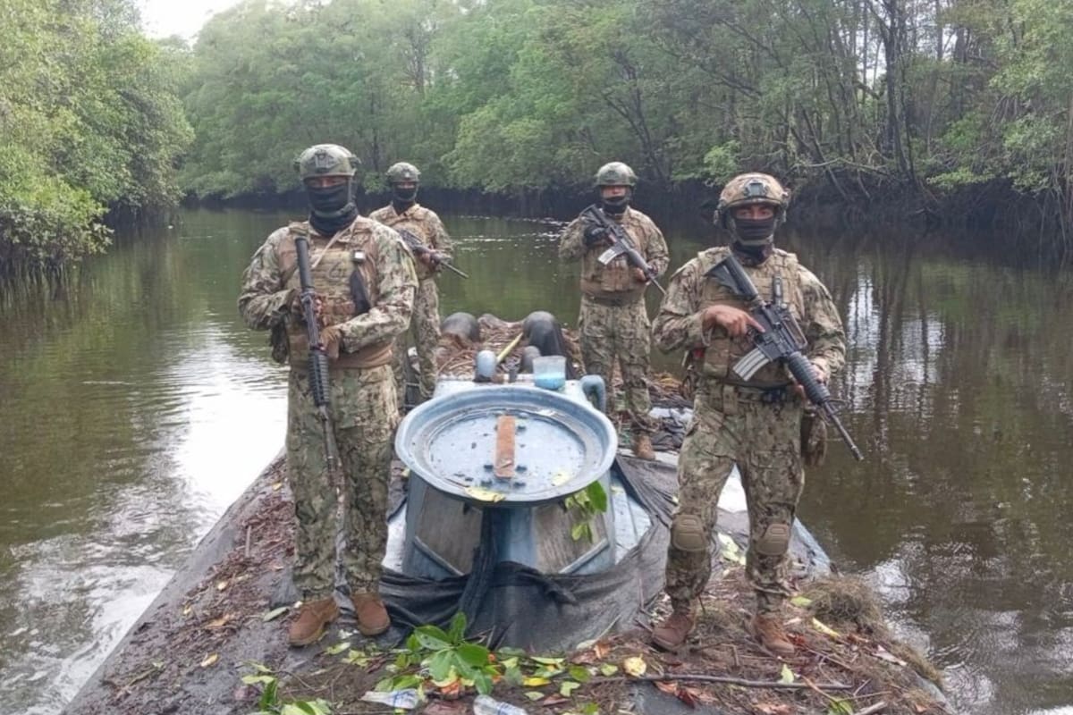 Ejército de Ecuador incauta narcosubmarino de 35 metros oculto en la frontera con Colombia y equipado con 22.700 litros de combustible para tráfico internacional de drogas