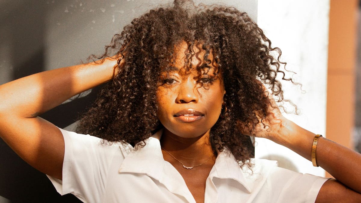 ¿Por qué el agua azucarada ayuda a definir y fijar el cabello rizado? | Foto: Especial (canva)