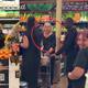 Abuela toma carrito de compras de Rihanna en supermercado: así fue el divertido momento (VIDEO)