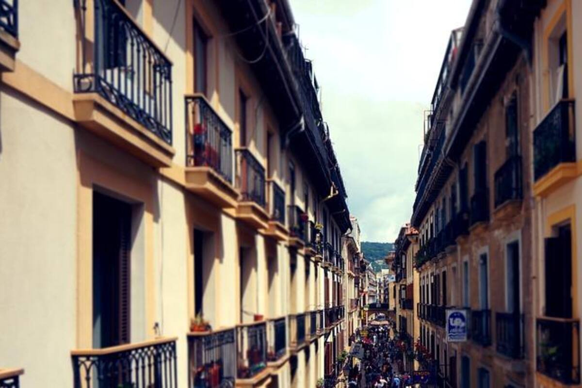 Hombre se desmaya en un balcón, logran sujetarlo