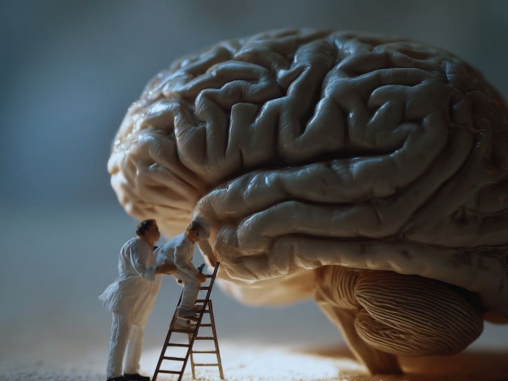 Neurólogos advierten por 10 hábitos muy comunes que afectan tu cerebro y contribuyen al desarrollo de demencia, por lo que recomiendan cambiarlos