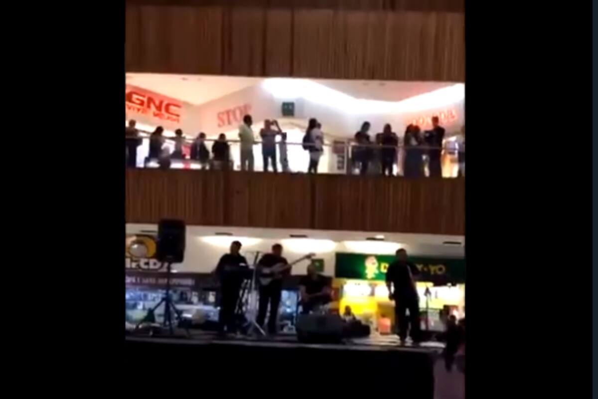 Mientras se inundaba plaza, músicos tocaban “My heart will go on”