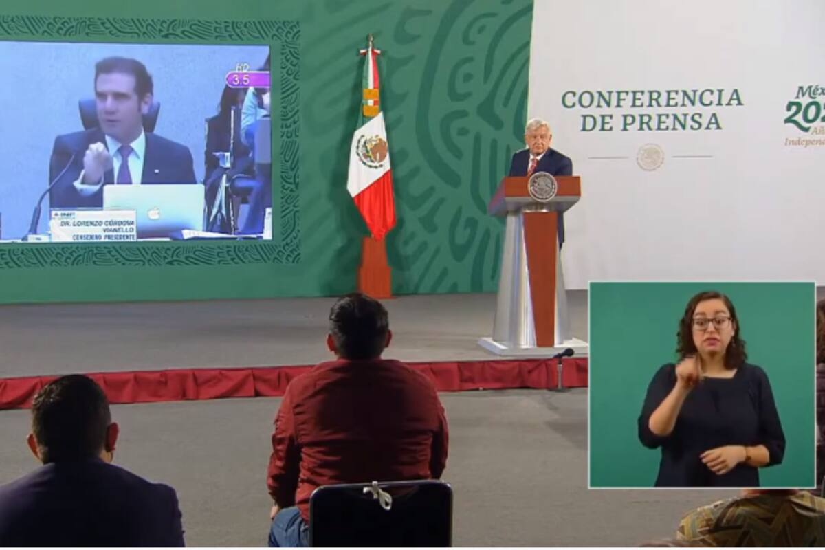 AMLO exhibe a Ciro Murayama y Lorenzo Córdova por cambio de postura respecto a la entrega de tarjetas; antes eran ilegales para ellos