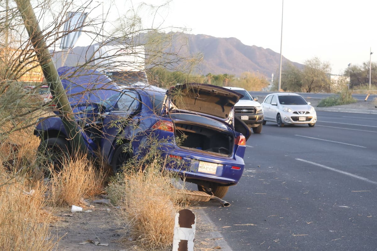 El automóvil, de color azul, circulaba de Sur a Norte cuando uno de los neumáticos se explotó, provocando que el conductor saliera del camino y se estrellara contra un poste. Foto: Redacción GH