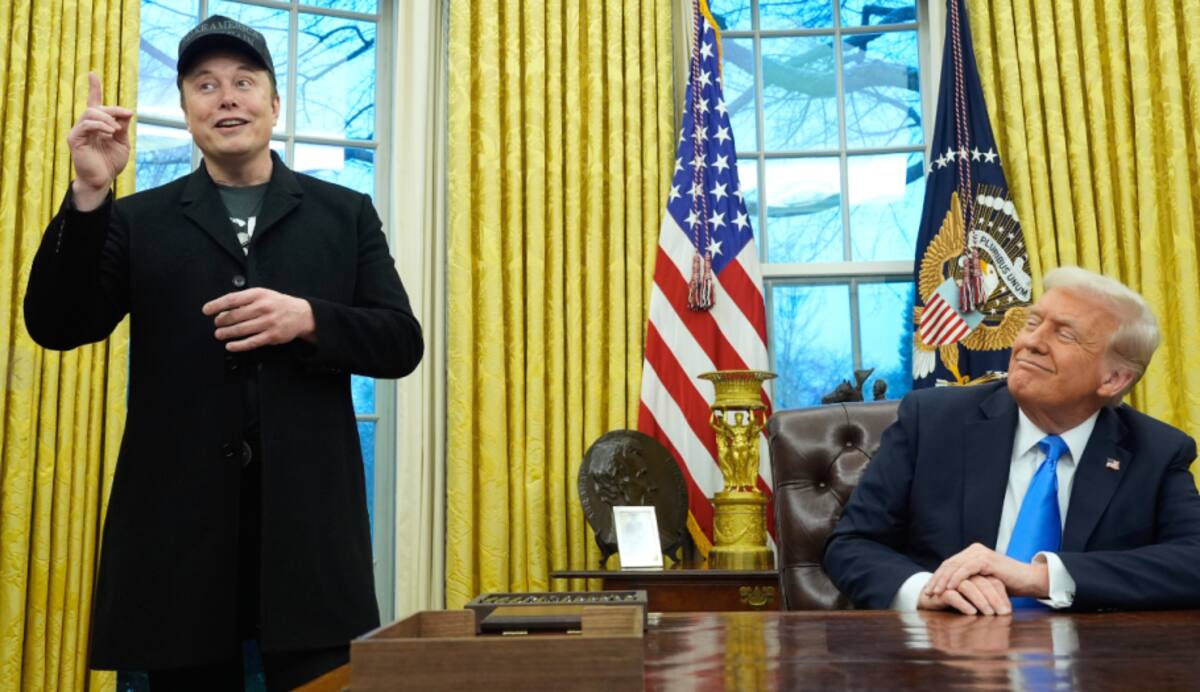 Trump y Elon Musk mientras hablan con periodistas de la oficina oval. / AP