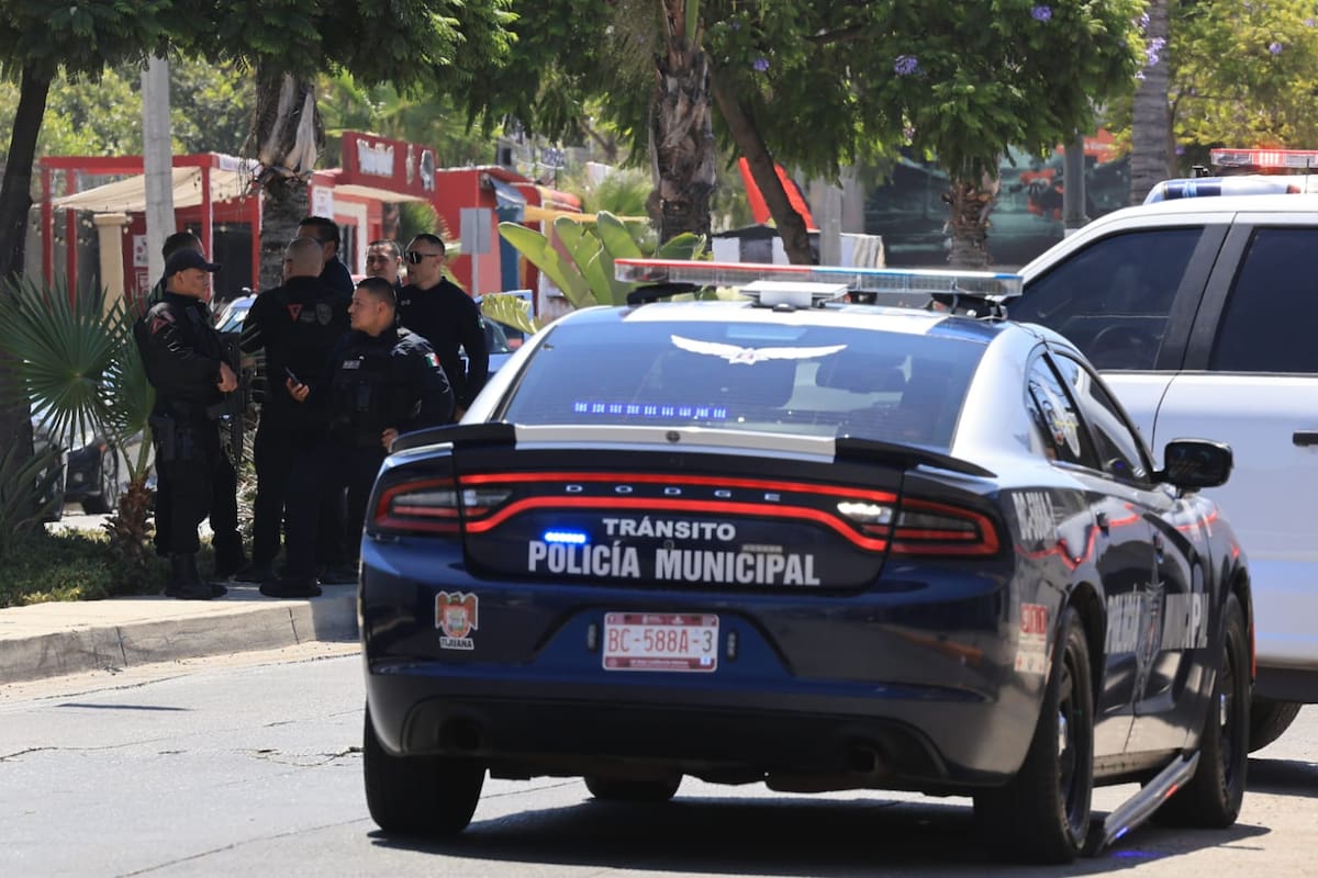 Localizan a dos hombres sin vida dentro de vehículos en la colonia Hipódromo de Tijuana
