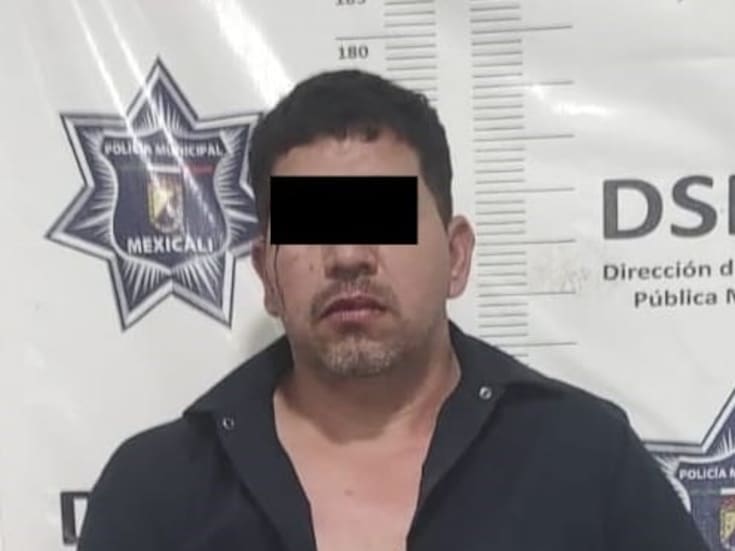 Conductor alcoholizado estrella su camioneta contra patrulla en Los Encinos