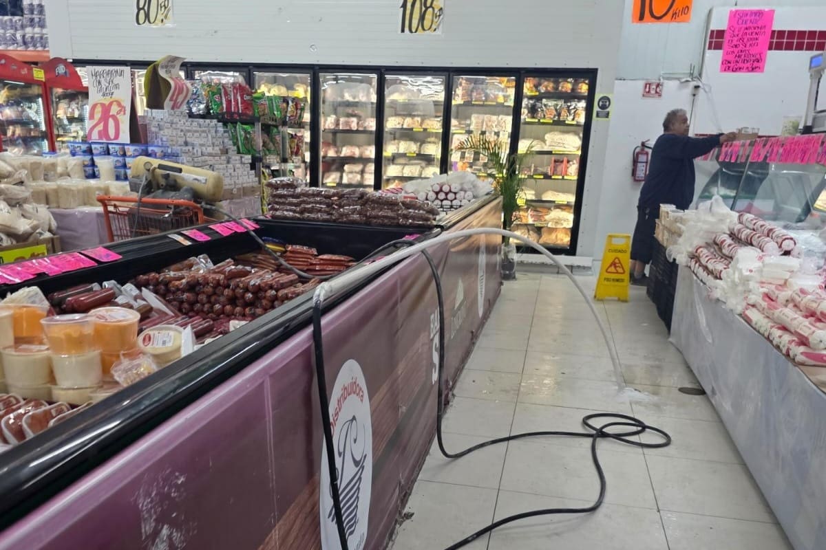 Olores fétidos mientras destapan drenaje carnicería de mercado en SLRC